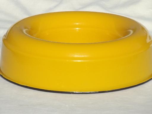 photo of old Cream City enamel ware ring pan, vintage yellow enamelware food mold #2