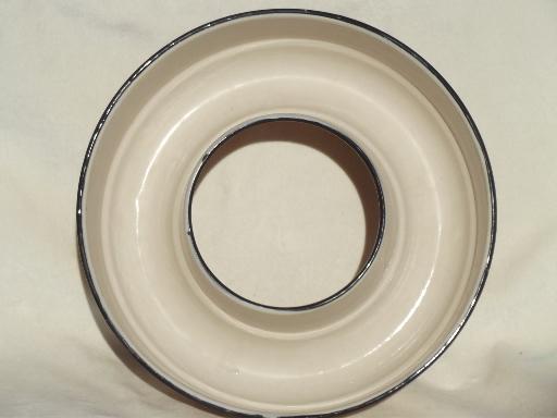 photo of old Cream City enamel ware ring pan, vintage yellow enamelware food mold #3