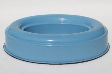 catalog photo of old Cream City enamelware, vintage metal ring mold / pan, rare oval in blue