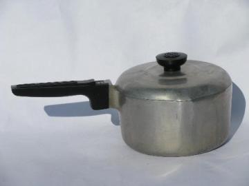 catalog photo of old Wagner Ware 2 quart lipped saucepan, vintage Magnalite aluminum pot w/ lid