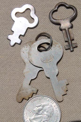 photo of old & antique key collection, lot of vintage luggage keys, fancy skeleton keys #4