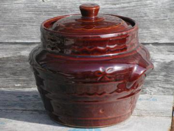 catalog photo of old brown stoneware pottery bean baker pot, vintage Marcrest daisy-dot