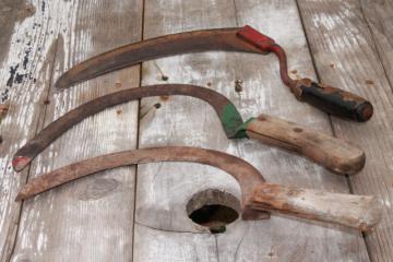 catalog photo of old farm tools lot, vintage corn knives w/ sickle cutter blade & wood handle