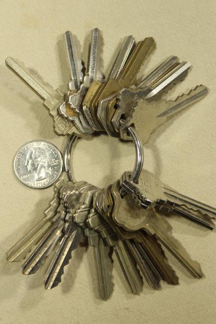 photo of old key assortment, huge junk lot vintage keys, car keys, house latch keys etc. #4