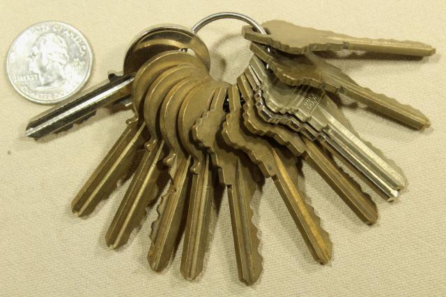 photo of old key assortment, huge junk lot vintage keys, car keys, house latch keys etc. #6
