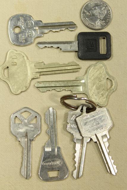 photo of old key assortment, huge junk lot vintage keys, car keys, house latch keys etc. #7