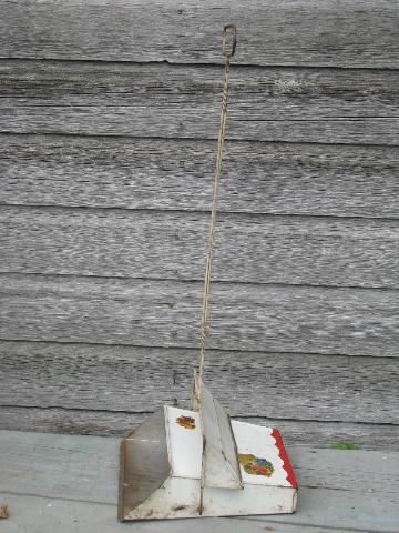 photo of old long handle kitchen dust pan, vintage red & white paint w/ fruit #2