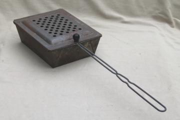 catalog photo of old metal basket popcorn popper w/ wire handle, vintage campfire / fireplace corn popper 