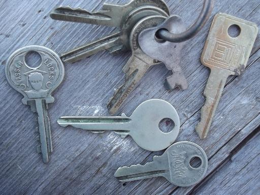 photo of old vintage antique key lot, 100+ skeleton keys, car keys etc. padlocks #4