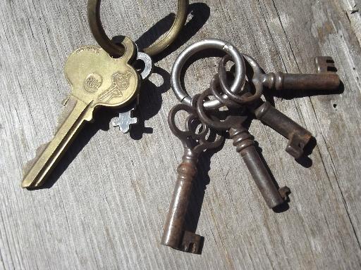 photo of old vintage antique key lot, 100+ skeleton keys, car keys etc. padlocks #6