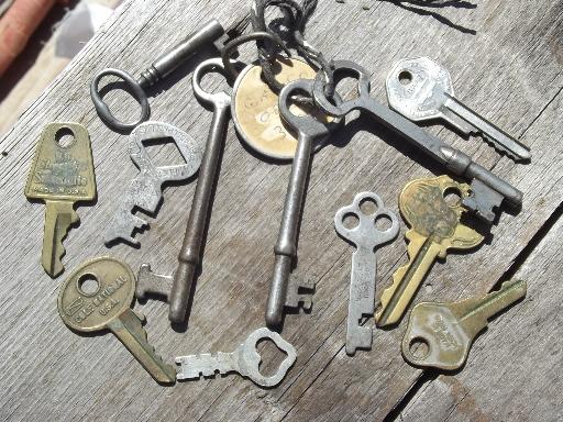 photo of old vintage antique key lot, 100+ skeleton keys, car keys etc. padlocks #10