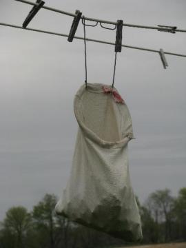 catalog photo of old washday primitive, 1930s laundry clothespin bag w/ clothesline hanger