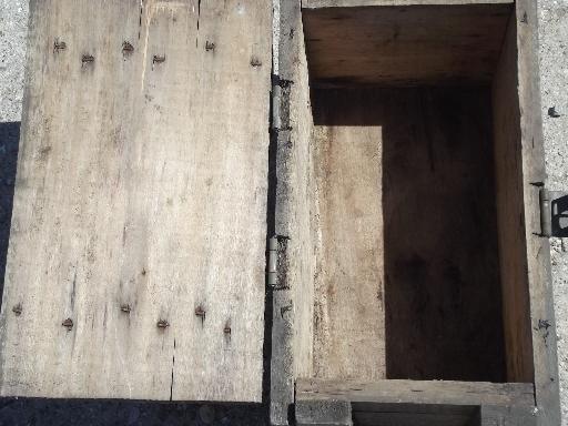 photo of old wood ammo box w/ rope handle, lettered for ammunition for mortars #8