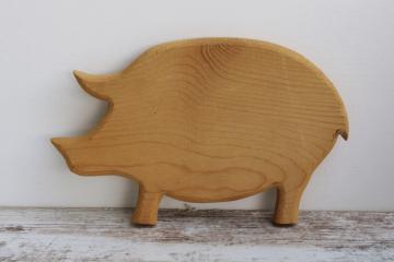 catalog photo of old wood pig cutting board, handmade vintage farm kitchen decor, rustic farmhouse style 