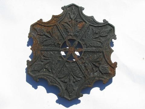 photo of ornate antique cast iron kitchen trivet w/ floral pattern, vintage kitchenware #1