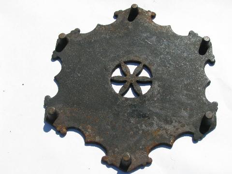 photo of ornate antique cast iron kitchen trivet w/ floral pattern, vintage kitchenware #3