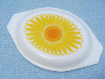 catalog photo of oval casserole lid, vintage Pyrex print glass cover, sunflower daisy