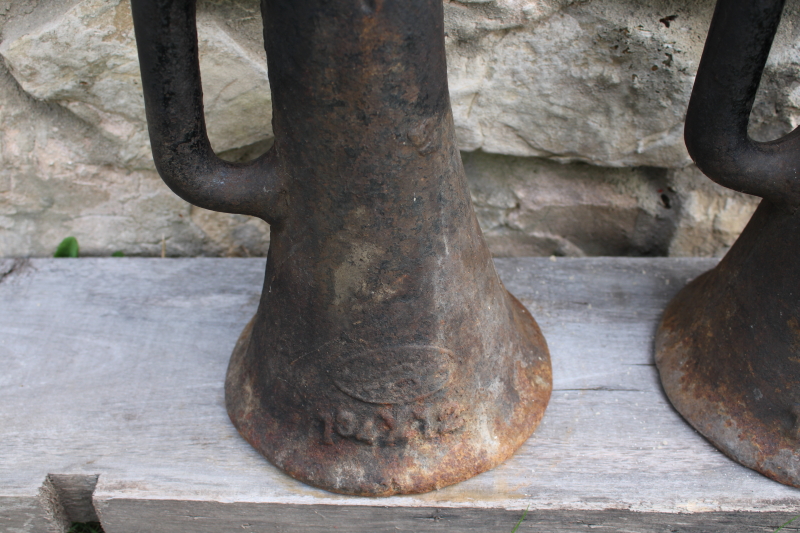 photo of pair of big cast iron house jacks heavy industrial screw jack #5