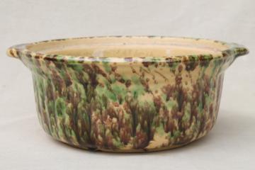 catalog photo of primitive green & brown spatter spongeware pottery baking dish bowl, vintage yellow ware