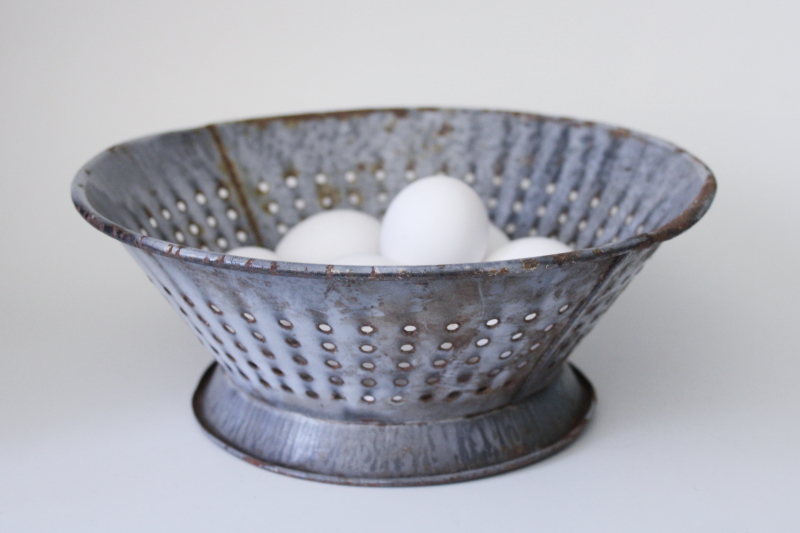 photo of primitive grey enamelware colander bowl, rusty crusty vintage strainer basket #2