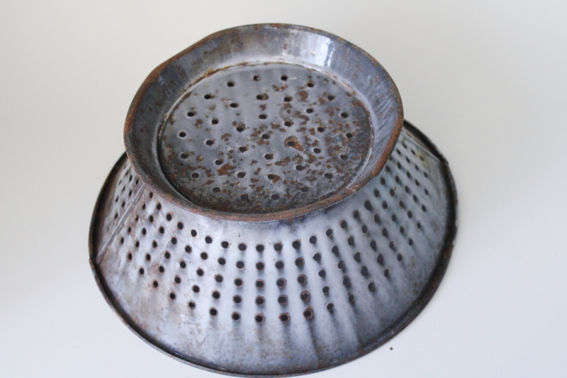 photo of primitive grey enamelware colander bowl, rusty crusty vintage strainer basket #4