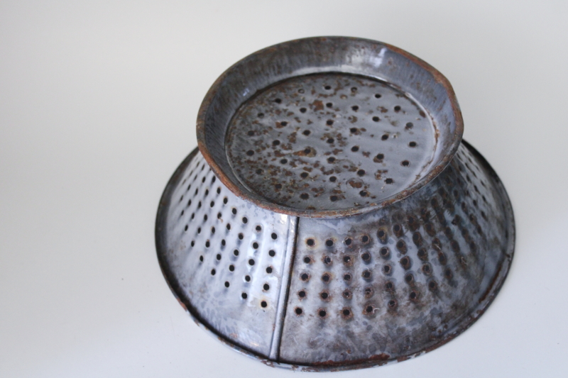 photo of primitive grey enamelware colander bowl, rusty crusty vintage strainer basket #5