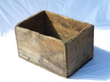 catalog photo of primitive old antique wood box, dovetailed/finger jointed pine