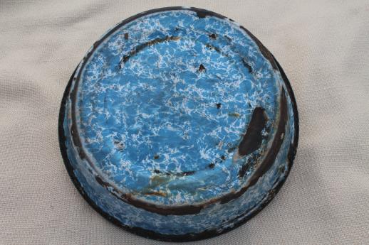 photo of primitive old blue swirl graniteware toy washtub & doll size wood clothespins #4