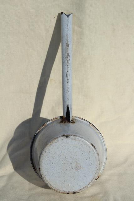 photo of primitive old enamelware water dipper, rustic vintage farmhouse kitchen ladle #4