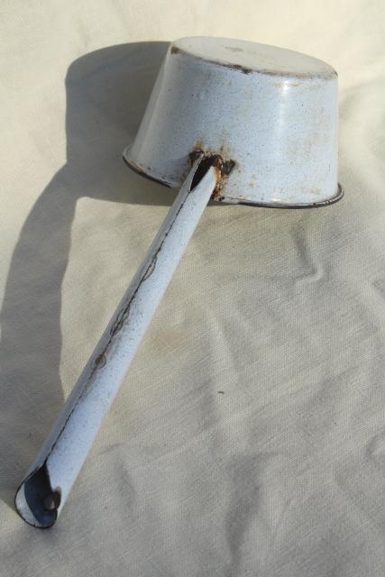 photo of primitive old enamelware water dipper, rustic vintage farmhouse kitchen ladle #8