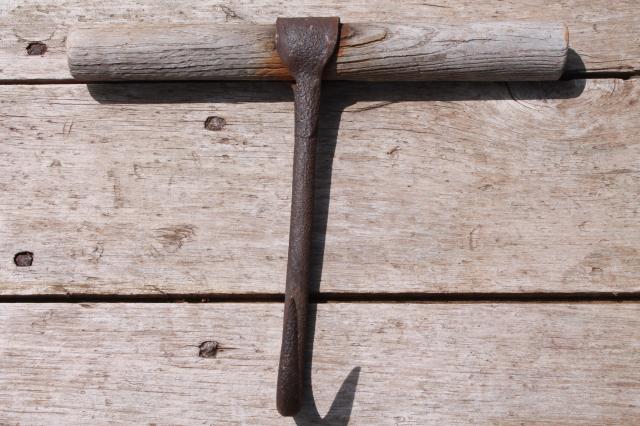 photo of primitive old hand forged iron hook, bale hook or butcher's meat hook, early 1900s antique #4