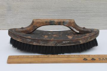 catalog photo of primitive old horse hair brush, antique vintage curved wood shoe shine brush w/ worn patina