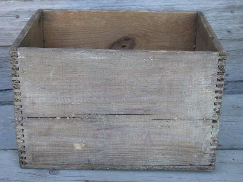 photo of primitive old wood box for Boston Baked Beans, fingerjointed dovetails #2