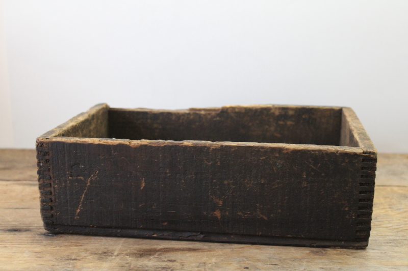 photo of primitive old wooden box, small crate w/ finger jointed construction, rough rustic dark finish  #1