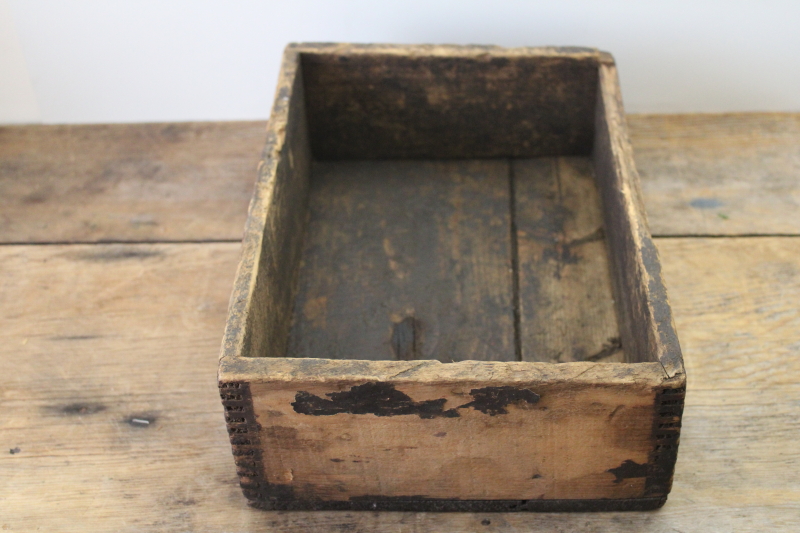 photo of primitive old wooden box, small crate w/ finger jointed construction, rough rustic dark finish  #2