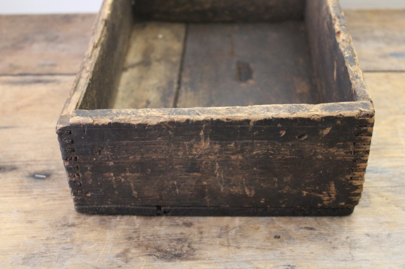 photo of primitive old wooden box, small crate w/ finger jointed construction, rough rustic dark finish  #4