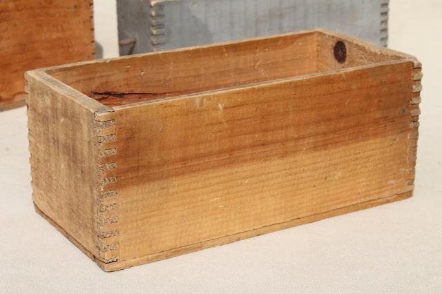 photo of primitive rough wood shipping crates, antique wooden boxes w/ dovetailed finger jointed construction #7