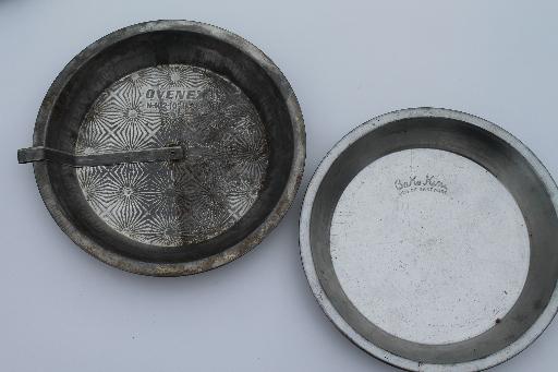 photo of primitive vintage cake baking pans & pie plates, antique graniteware & tin pans #8