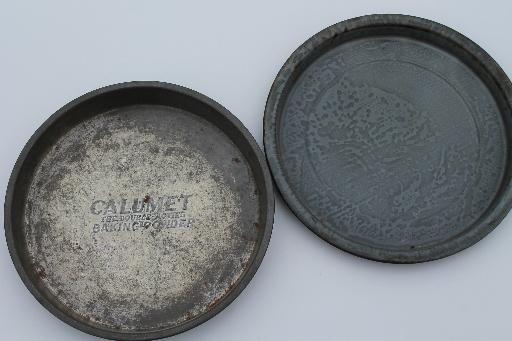 photo of primitive vintage cake baking pans & pie plates, antique graniteware & tin pans #10