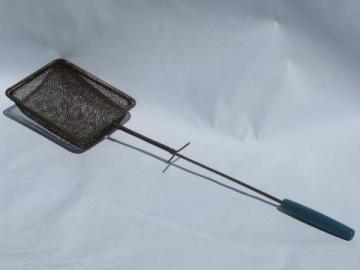 catalog photo of primitive vintage campfire popcorn popper, wood handle & wire basket