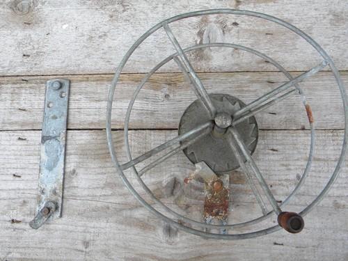 photo of primitive vintage wire winding reel for garden hose, laundry line, rope #4