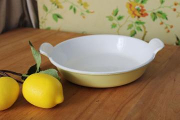 catalog photo of rare 1950s vintage Elysees yellow Le Creuset gratin or baker #20 cast iron enamel pan 