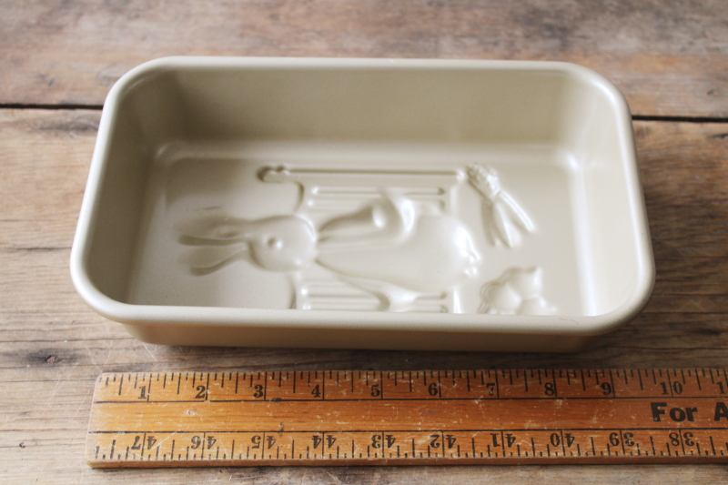 photo of rare Peter Rabbit Nordic Ware baking pan Williams Sonoma bunny loaf cake pan  #3
