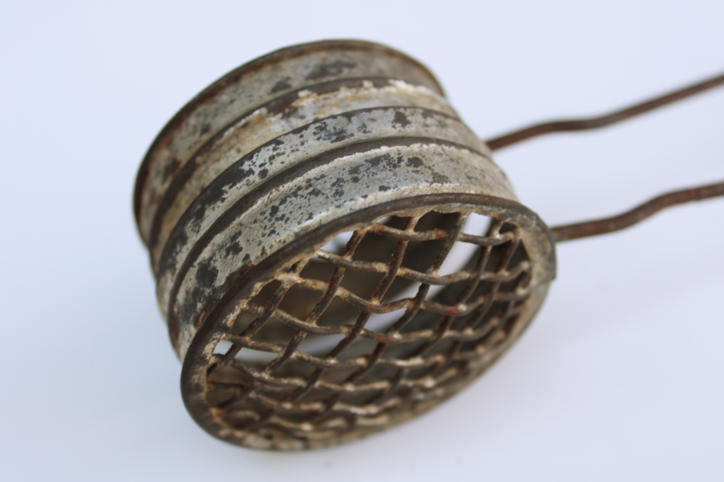 photo of rare old round metal wire mesh soap saver basket w/ handle, primitive vintage kitchen utensil laundry tool  #4