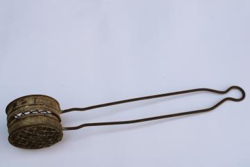 rare old round metal wire mesh soap saver basket w/ handle, primitive vintage kitchen utensil laundry tool 