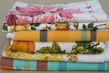 catalog photo of retro 50s 60s kitchen tablecloth lot, vintage tablecloths in plaids & prints