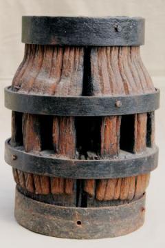 catalog photo of rustic primitive weathered wood wagon wheel lamp base, antique wooden wheel hub 