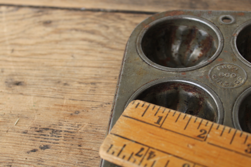 photo of rusty crusty vintage Ekco 880 muffin pan, fluted mini bundt cake cupcake mold  #5