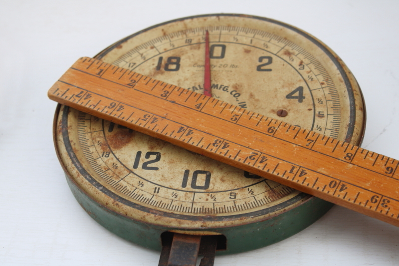 photo of rusty crusty vintage Penn 20 pound hanging scale for mercantile or farmers market produce #5