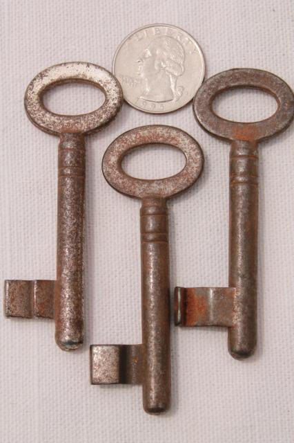 photo of rusty vintage skeleton keys & clock keys, fancy antique metal key lot #3